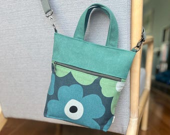 Japanische Umhängetasche aus Canvas mit blau grünem Blumenmuster