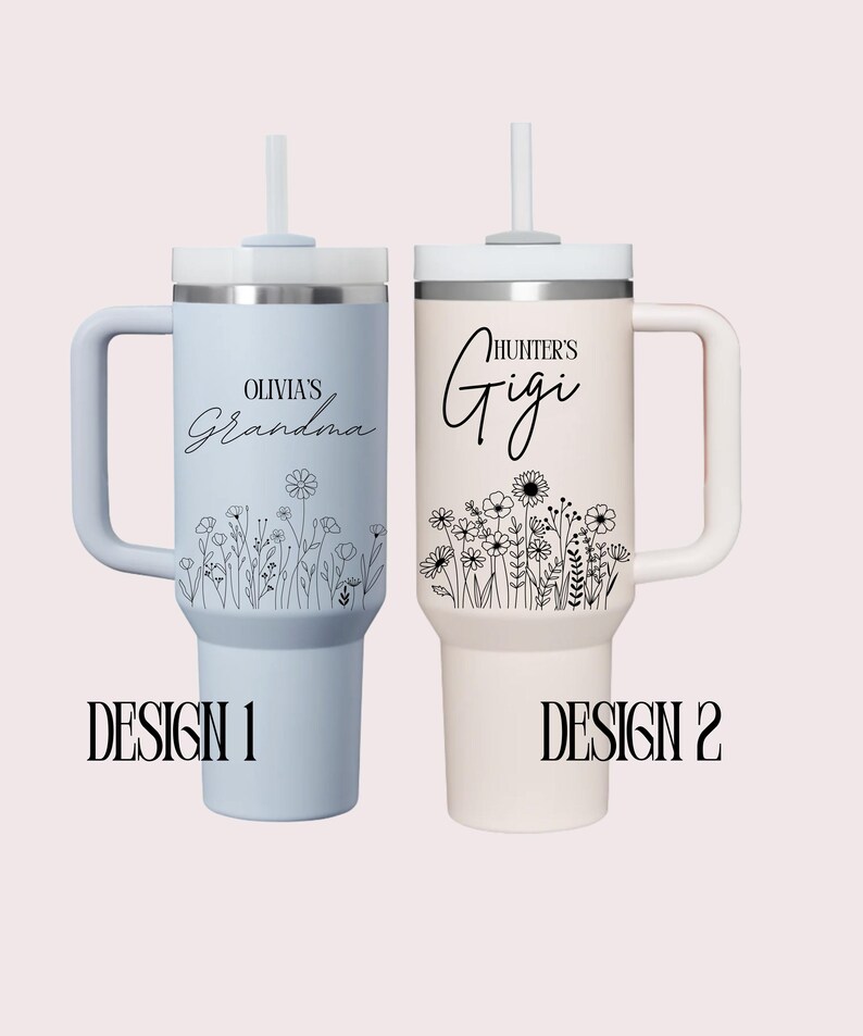 Pode incluir: Dois copos isolados com al&ccedil;as e canudos. Um &eacute; azul claro com "Olivia's Grandma" e design floral. O outro &eacute; creme com "Hunter's Gigi" e design floral. Ambos t&ecirc;m tampas brancas.
