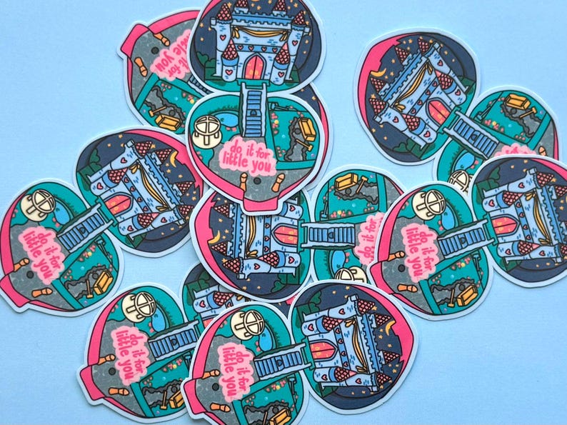Puede incluir: Una colecci&oacute;n de pegatinas con un dise&ntilde;o en forma de coraz&oacute;n que presenta un castillo, una luna y el texto "do it for little you". Las pegatinas tienen una combinaci&oacute;n de colores rosa, azul y turquesa.