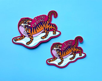Pegatina pequeña "Me encanta llorar", diseño de tigre, divertida calcomanía de vinilo para salud mental, viaje de sanación, niño interior, error de impresión, liquidación