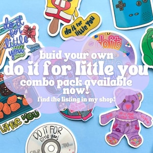 Puede incluir: Una colecci&oacute;n de pegatinas coloridas con varios dise&ntilde;os, incluyendo un oso de peluche morado, un CD y un helado. Las pegatinas presentan la frase "do it for little you" y otros textos. Las pegatinas est&aacute;n dispuestas sobre un fondo azul claro.