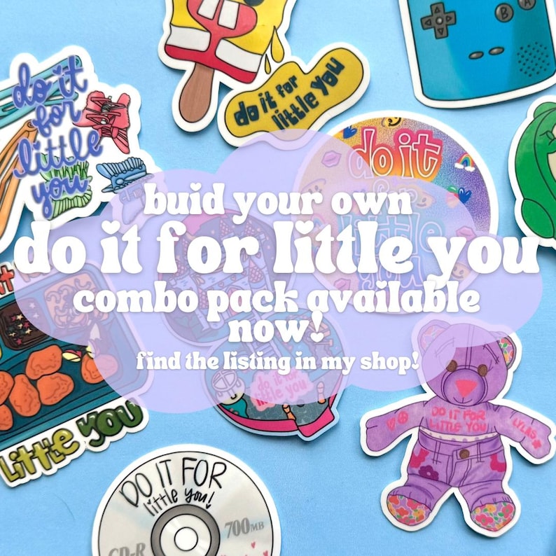 Puede incluir: Una colecci&oacute;n de pegatinas coloridas con varios dise&ntilde;os, incluyendo un oso de peluche morado, un CD y un helado. Las pegatinas presentan la frase "do it for little you" y otros textos. Las pegatinas est&aacute;n dispuestas sobre un fondo azul claro.