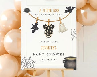 Puede incluir: Un letrero rectangular blanco sobre un caballete de madera con el texto A LITTLE BOO IS ALMOST DUE, WELCOME TO JENNIFER'S BABY SHOWER y OCT 25, 2025. El diseño incluye ilustraciones de una araña, murciélagos, un fantasma, un body y un caldero.