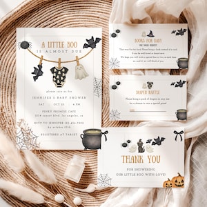 Könnte beinhalten: Ein Set aus Babyparty-Papeterie im Halloween-Design, bestehend aus einer Einladung, einer Bücherkarte, einem Windel-Tombola-Los und einer Dankeskarte. Die Karten zeigen Aquarell-Illustrationen von Geistern, Fledermäusen, Spinnen, Netzen und Hexenkesseln.