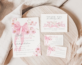 Puede incluir: Un conjunto de papelería para baby shower con un gran lazo rosa e ilustraciones florales. La invitación dice Baby In Bloom, mientras que otras tarjetas incluyen Thank You, Books For Baby y Diaper Raffle con texto en fuente serif negra.