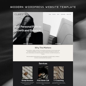 Op de afbeelding: Een moderne WordPress-websjabloon met het woord "CLARITY" bovenaan. De website bevat een afbeelding van een vrouw, de tekst "Your Personal Path to Growth and Balance" en service-opties zoals groepsessies en coaching.