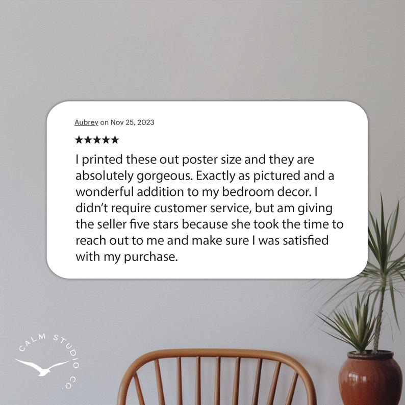 Puede incluir: Un rect&aacute;ngulo blanco y redondeado con texto, una rese&ntilde;a y cinco estrellas. El texto dice: "Imprim&iacute; estos en tama&ntilde;o p&oacute;ster y son absolutamente preciosos..." El logotipo de Calm Studio Co. est&aacute; en la esquina inferior izquierda.