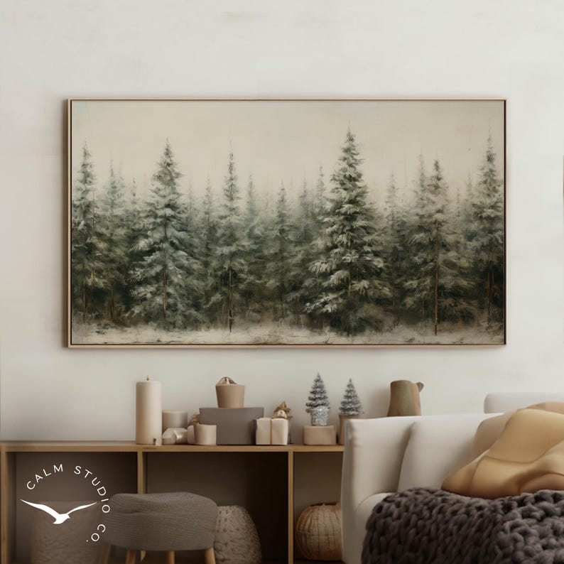 Puede incluir: Pintura de paisaje enmarcada que representa un bosque de con&iacute;feras brumoso. La obra de arte utiliza una paleta de colores apagados de verdes, grises y marrones, creando una escena serena. La pintura se exhibe sobre una estanter&iacute;a de madera con objetos decorativos.