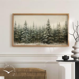 Puede incluir: Pintura enmarcada de un paisaje forestal nevado. La obra presenta altos &aacute;rboles de hoja perenne en tonos verdes y blancos, sobre un fondo neutro y apagado. La pintura est&aacute; encerrada en un marco de madera de color claro, creando una est&eacute;tica serena y natural.