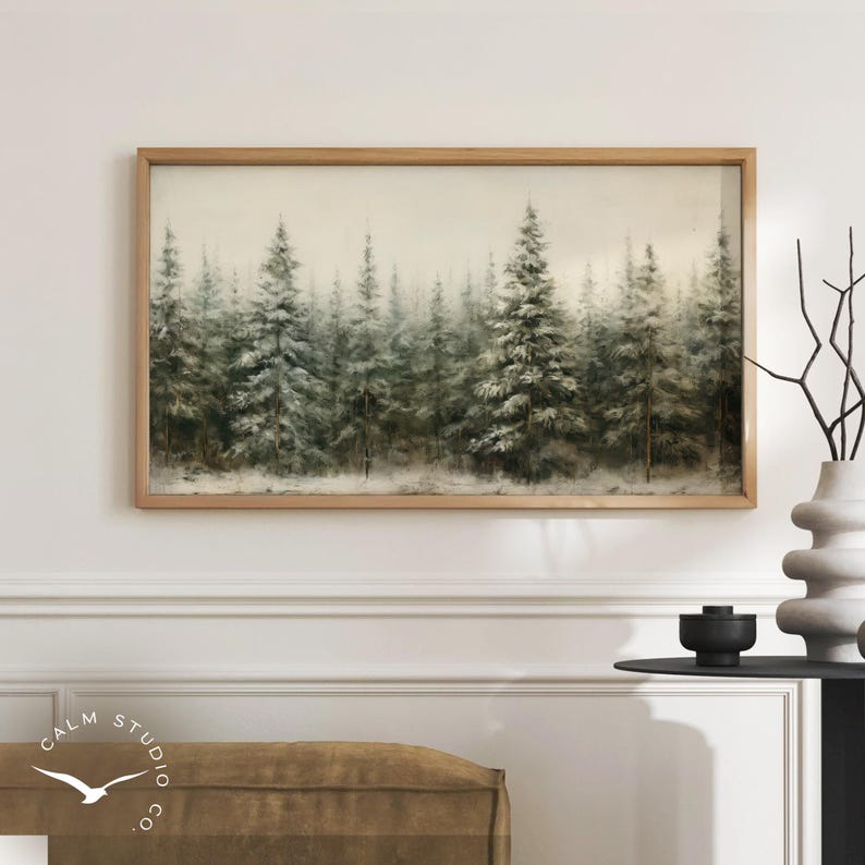 Puede incluir: Pintura enmarcada de un paisaje forestal nevado. La obra presenta altos &aacute;rboles de hoja perenne en tonos verdes y blancos, sobre un fondo neutro y apagado. La pintura est&aacute; encerrada en un marco de madera de color claro, creando una est&eacute;tica serena y natural.