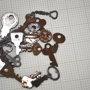 Old Small Keys - Rusty Keys - Junk Journal Supplies