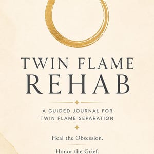 Può includere: Una copertina di diario color crema con un cerchio dorato a pennellate in alto. Il testo recita: TWIN FLAME REHAB, A GUIDED JOURNAL FOR TWIN FLAME SEPARATION, Heal the Obsession, Honor the Grief, Find Yourself Again, con piccole stelle dorate.