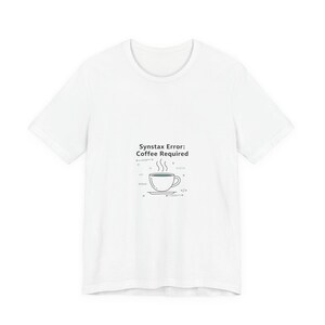 Puede incluir: Camiseta blanca con el texto "Syntax Error: Coffee Required" sobre un dibujo lineal de una taza de café con vapor. El diseño incluye código binario y otros símbolos. Una camiseta informal y cómoda.