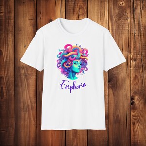 Camiseta Euphoric Medusa Unisex Softstyle, camiseta Medusa, camiseta colorida, camiseta Trippy, euforia, regalo para ella, regalo para él, Medusa de dibujos animados