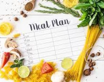 Könnte beinhalten: Ein leeres Essensplanblatt mit dem Wort "Meal Plan" oben. Das Blatt ist von verschiedenen Lebensmitteln umgeben, darunter Pasta, Pilze, Tomaten, Limetten, Kräuter und Gewürze.