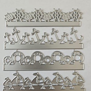 Puede incluir: Cuatro troqueles de metal plateado con temas náuticos. Los diseños incluyen timones, anclas, salvavidas y veleros. Estos troqueles decorativos son ideales para scrapbooking y elaboración de tarjetas.