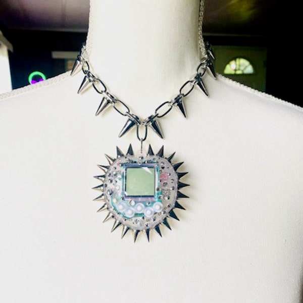 Y2K Tamagotchi-spikeketting: edgy ravepunk-sieraden