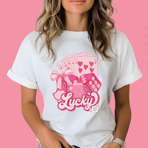 Camiseta de noche de casino: camiseta rosa de la suerte para mujer, camiseta rosa de juego, regalo de cumpleaños único, camiseta de cartas y dados, camiseta de estilo vintage para ella