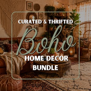 Op de afbeelding: Een woonkamerinterieur met een bruine bank, kussens met patronen, een ronde salontafel van gesneden hout, een rieten pauwenstoel en een macramé wandkleed. De tekst CURATED & THRIFTED Boho HOME DECOR BUNDLE is in wit en groen over de afbeelding geplaatst.