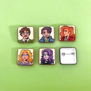 Peut inclure: Six badges carrés avec des portraits de personnages sur fond vert. Les portraits présentent des individus aux cheveux de différentes couleurs et styles, dont le rouge, le blond et le violet. Un badge est vierge avec une épingle au dos.