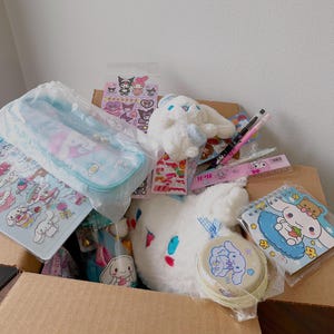 Sanrio Cinnamoroll Kawaii Mystery Box Geschenk Bundles für Mädchen Kawaii Schreibwaren Box Taschen Geschenkbox für sie Kawaii Schlüsselanhänger Kawaii Urlaubsbox