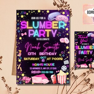 Puede incluir: Un vibrante juego de tarjetas de invitaci&oacute;n y agradecimiento para una fiesta de pijamas. La invitaci&oacute;n presenta el texto "Slumber Party" en colores ne&oacute;n, junto con los detalles del 13 cumplea&ntilde;os de Noah Smith. El dise&ntilde;o incluye estrellas, antifaces y otros gr&aacute;ficos tem&aacute;ticos de fiesta.
