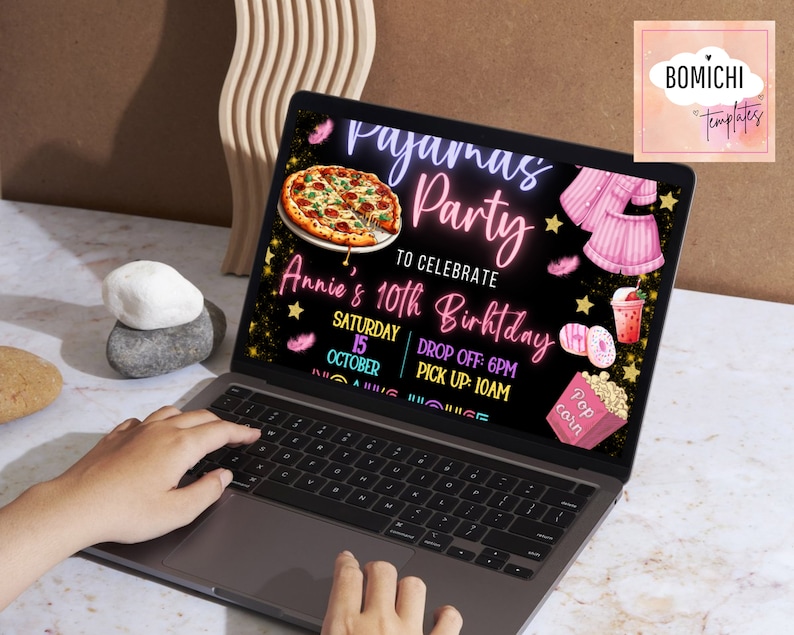 Puede incluir: Una invitaci&oacute;n digital para una fiesta de pijamas para celebrar el d&eacute;cimo cumplea&ntilde;os de Annie. La invitaci&oacute;n presenta una pizza, una camiseta de pijama rosa y blanca, una dona, una taza de bebida rosa y un cubo de palomitas de ma&iacute;z. El texto de la invitaci&oacute;n dice "Fiesta de pijamas" y "Para celebrar el d&eacute;cimo cumplea&ntilde;os de Annie". La fecha y la hora de la fiesta tambi&eacute;n est&aacute;n incluidas: "S&aacute;bado 15 de octubre, Entrega: 6 PM, Recogida: 10 AM".
