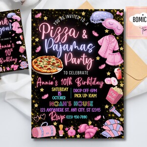 Puede incluir: Una invitaci&oacute;n negra y dorada con texto rosa ne&oacute;n para una fiesta de pizza y pijamas para celebrar el d&eacute;cimo cumplea&ntilde;os de Annie. La invitaci&oacute;n incluye detalles como la fecha, la hora y el lugar de la fiesta. La invitaci&oacute;n presenta una pizza, un pijama, una m&aacute;scara para dormir y un cubo de palomitas.