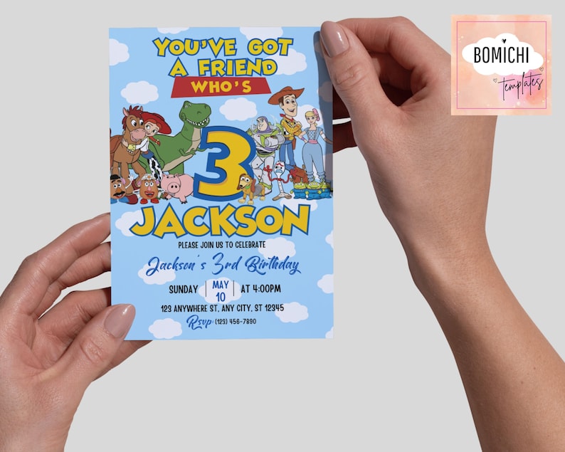 K&ouml;nnte beinhalten: Eine hellblaue Geburtstagseinladung mit Charakteren aus Toy Story. Die Einladung lautet "You've Got a Friend Who's 3 Jackson" mit Veranstaltungsdetails. Die Einladung wird von einer Person gehalten.
