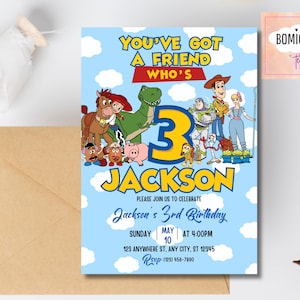 K&ouml;nnte beinhalten: Eine blaue Geburtstagseinladung mit Charakteren aus Toy Story. Die Einladung lautet "You've Got A Friend Who's 3 Jackson" mit Party-Details. Wei&szlig;e Wolken und das Bomichi Templates-Logo sind ebenfalls sichtbar.