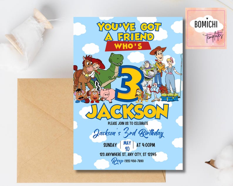 K&ouml;nnte beinhalten: Eine blaue Geburtstagseinladung mit Charakteren aus Toy Story. Die Einladung lautet "You've Got A Friend Who's 3 Jackson" mit Party-Details. Wei&szlig;e Wolken und das Bomichi Templates-Logo sind ebenfalls sichtbar.