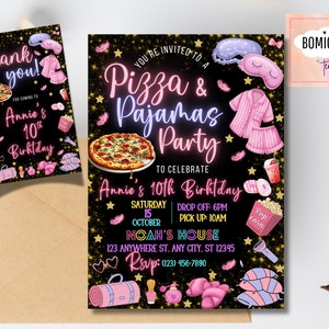 Puede incluir: Una invitaci&oacute;n negra y dorada para una fiesta de pizza y pijamas para celebrar el d&eacute;cimo cumplea&ntilde;os de Annie. La invitaci&oacute;n presenta una pizza, una ni&ntilde;a en pijama y un cubo de palomitas de ma&iacute;z. El texto de la invitaci&oacute;n dice "Est&aacute;s invitado a una fiesta de Pizza y Pijamas para celebrar el d&eacute;cimo cumplea&ntilde;os de Annie. S&aacute;bado, 15 de octubre. Deja: 6pm. Recoge: 10am. Casa de No&eacute;. 123 Anywhere St. Any City, ST 12345. RSVP: (123) 456-7890."