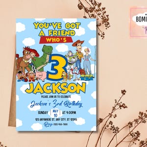K&ouml;nnte beinhalten: Eine blaue Geburtstagseinladung mit Toy Story-Charakteren und dem Text "You've Got A Friend Who's 3 Jackson". Die Einladung enth&auml;lt die Party-Details: Sonntag, 10. Mai um 16:00 Uhr und eine RSVP.