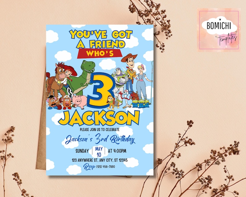 K&ouml;nnte beinhalten: Eine blaue Geburtstagseinladung mit Toy Story-Charakteren und dem Text "You've Got A Friend Who's 3 Jackson". Die Einladung enth&auml;lt die Party-Details: Sonntag, 10. Mai um 16:00 Uhr und eine RSVP.