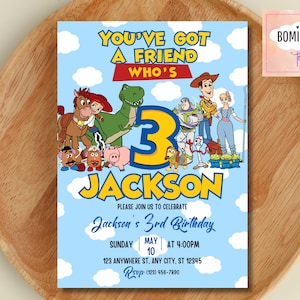 K&ouml;nnte beinhalten: Eine blaue Einladungskarte mit einem Zeichentrick-Thema, mit Figuren aus einem beliebten Animationsfilm. Der Text lautet "You've Got A Friend Who's 3 Jackson". Sie enth&auml;lt Details f&uuml;r eine Geburtstagsfeier, wie Datum, Uhrzeit und Ort.