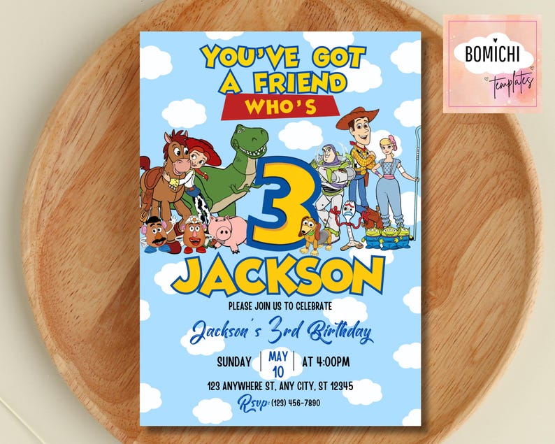 K&ouml;nnte beinhalten: Eine blaue Einladungskarte mit einem Zeichentrick-Thema, mit Figuren aus einem beliebten Animationsfilm. Der Text lautet "You've Got A Friend Who's 3 Jackson". Sie enth&auml;lt Details f&uuml;r eine Geburtstagsfeier, wie Datum, Uhrzeit und Ort.