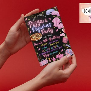 Puede incluir: Una invitaci&oacute;n negra y dorada para una fiesta de pizza y pijamas para celebrar el d&eacute;cimo cumplea&ntilde;os de Annie. La invitaci&oacute;n incluye detalles como la fecha, la hora y el lugar de la fiesta. Tambi&eacute;n presenta una pizza, pijamas y otros iconos relacionados con la fiesta.