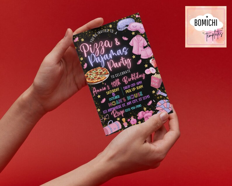 Puede incluir: Una invitaci&oacute;n negra y dorada para una fiesta de pizza y pijamas para celebrar el d&eacute;cimo cumplea&ntilde;os de Annie. La invitaci&oacute;n incluye detalles como la fecha, la hora y el lugar de la fiesta. Tambi&eacute;n presenta una pizza, pijamas y otros iconos relacionados con la fiesta.