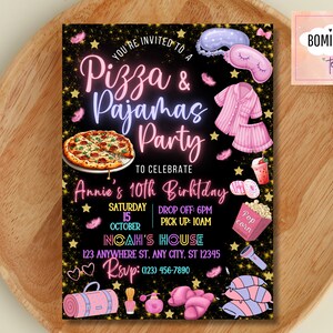Puede incluir: Una invitaci&oacute;n negra y dorada con acentos rosas y morados para una fiesta de pizza y pijamas para celebrar el d&eacute;cimo cumplea&ntilde;os de Annie. La invitaci&oacute;n incluye detalles como la fecha, la hora y la ubicaci&oacute;n de la fiesta. El texto de la invitaci&oacute;n dice: "Est&aacute;s invitado a una fiesta de Pizza y Pijamas para celebrar el d&eacute;cimo cumplea&ntilde;os de Annie. S&aacute;bado 15 de octubre, Entrega: 6pm, Recogida: 10am, Casa de No&eacute;, 123 Anywhere St, Any City, ST 12345, RSVP: (123) 456-7890."