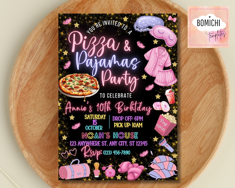 Puede incluir: Una invitaci&oacute;n negra y dorada con acentos rosas y morados para una fiesta de pizza y pijamas para celebrar el d&eacute;cimo cumplea&ntilde;os de Annie. La invitaci&oacute;n incluye detalles como la fecha, la hora y la ubicaci&oacute;n de la fiesta. El texto de la invitaci&oacute;n dice: "Est&aacute;s invitado a una fiesta de Pizza y Pijamas para celebrar el d&eacute;cimo cumplea&ntilde;os de Annie. S&aacute;bado 15 de octubre, Entrega: 6pm, Recogida: 10am, Casa de No&eacute;, 123 Anywhere St, Any City, ST 12345, RSVP: (123) 456-7890."