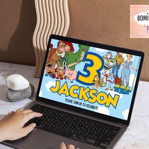 K&ouml;nnte beinhalten: Ein Laptop zeigt eine farbenfrohe Geburtstagseinladung mit der Zahl 3 und dem Namen "Jackson". Die Einladung zeigt Zeichentrickfiguren und den Text "PLEASE JOIN US TO CELEBRATE". Der Laptop befindet sich auf einer wei&szlig;en Oberfl&auml;che.