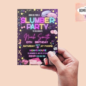 Puede incluir: Una invitaci&oacute;n rectangular para una fiesta de pijamas, sostenida por una mano. La invitaci&oacute;n presenta el texto "SLUMBER PARTY" en colores ne&oacute;n, junto con los detalles del 13 cumplea&ntilde;os de Noah Smith. Elementos decorativos incluyen estrellas, una m&aacute;scara para dormir y donas.