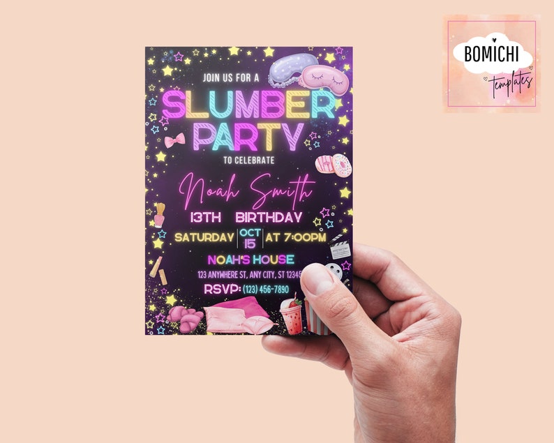 Puede incluir: Una invitaci&oacute;n rectangular para una fiesta de pijamas, sostenida por una mano. La invitaci&oacute;n presenta el texto "SLUMBER PARTY" en colores ne&oacute;n, junto con los detalles del 13 cumplea&ntilde;os de Noah Smith. Elementos decorativos incluyen estrellas, una m&aacute;scara para dormir y donas.
