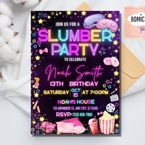 Puede incluir: Una vibrante invitaci&oacute;n para una fiesta de pijamas, con texto de ne&oacute;n que dice "Slumber Party" y detalles para el 13 cumplea&ntilde;os de Noah Smith. El dise&ntilde;o incluye ilustraciones de antifaces, donuts y palomitas de ma&iacute;z, sobre un fondo p&uacute;rpura oscuro.