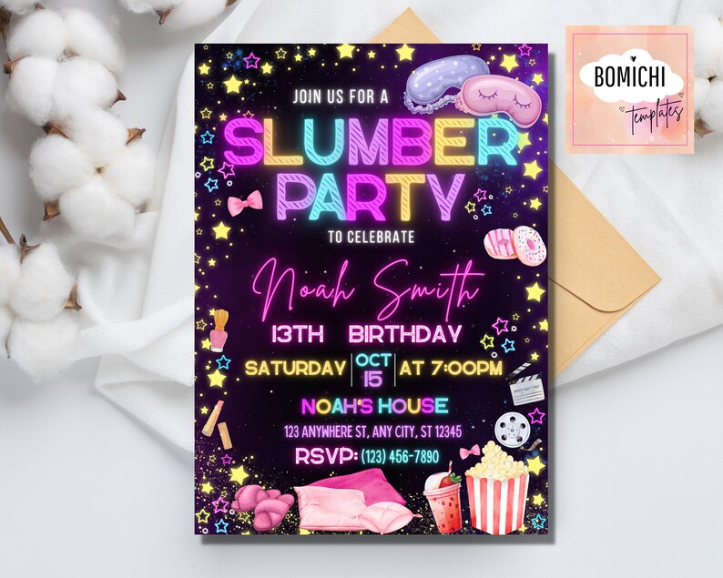 Puede incluir: Una vibrante invitaci&oacute;n para una fiesta de pijamas, con texto de ne&oacute;n que dice "Slumber Party" y detalles para el 13 cumplea&ntilde;os de Noah Smith. El dise&ntilde;o incluye ilustraciones de antifaces, donuts y palomitas de ma&iacute;z, sobre un fondo p&uacute;rpura oscuro.