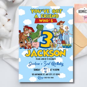 K&ouml;nnte beinhalten: Eine hellblaue Geburtstagseinladung mit dem Text "YOU'VE GOT A FRIEND WHO'S 3 JACKSON". Die Einladung enth&auml;lt Zeichentrickfiguren und Details f&uuml;r Jacksons 3. Geburtstag, einschlie&szlig;lich Datum, Uhrzeit und Ort.
