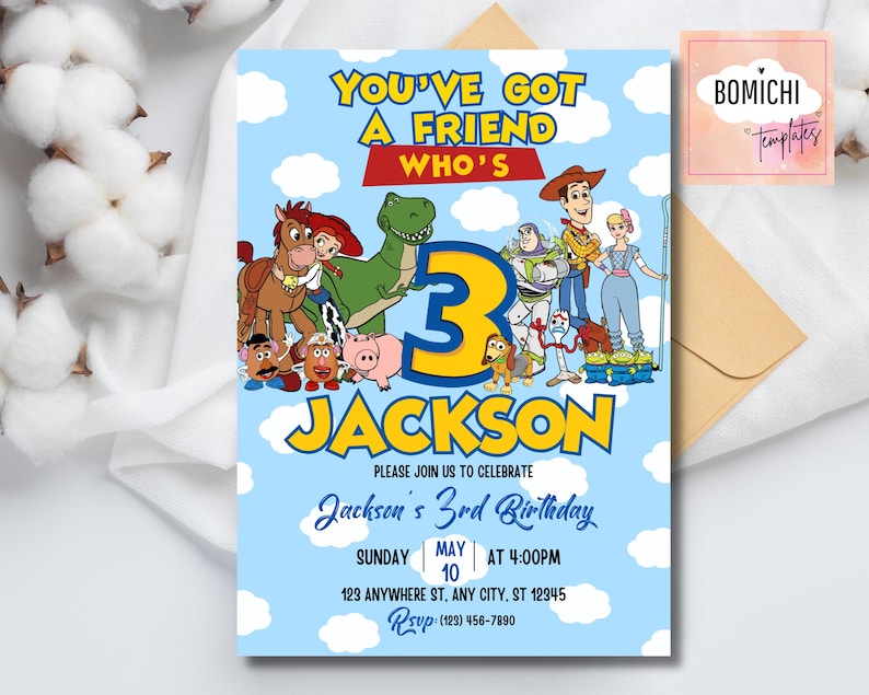 K&ouml;nnte beinhalten: Eine hellblaue Geburtstagseinladung mit dem Text "YOU'VE GOT A FRIEND WHO'S 3 JACKSON". Die Einladung enth&auml;lt Zeichentrickfiguren und Details f&uuml;r Jacksons 3. Geburtstag, einschlie&szlig;lich Datum, Uhrzeit und Ort.
