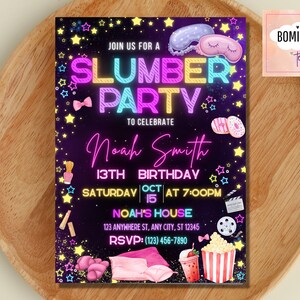 Puede incluir: Una vibrante invitaci&oacute;n a una fiesta de pijamas, con el texto "SLUMBER PARTY" en colores ne&oacute;n sobre un fondo p&uacute;rpura oscuro. La invitaci&oacute;n incluye detalles para el 13 cumplea&ntilde;os de Noah Smith, con ilustraciones de antifaces, donuts y palomitas de ma&iacute;z.