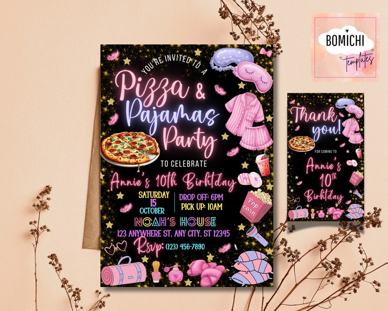 Puede incluir: Una invitaci&oacute;n negra y dorada para una fiesta de pizza y pijamas para celebrar el d&eacute;cimo cumplea&ntilde;os de Annie. La invitaci&oacute;n presenta una pizza, pijamas, una m&aacute;scara para dormir, palomitas de ma&iacute;z y una bebida. El texto de la invitaci&oacute;n dice "Est&aacute;s invitado a una fiesta de Pizza y Pijamas para celebrar el d&eacute;cimo cumplea&ntilde;os de Annie. S&aacute;bado 15 de octubre, Entrega: 6pm, Recogida: 10am, Casa de No&eacute;, 123 Anywhere St. Any City, ST 12345, RSVP: (123) 456-7890".