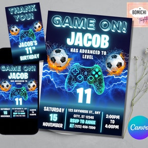Op de afbeelding: Een blauwe en groene videogame-themaverjaardagsuitnodiging voor een 11e verjaardag. De uitnodiging bevat een blauwe en groene videogamecontroller, een voetbal en de tekst "Game On! Jacob Has Advanced to Level 11". De uitnodiging bevat ook de datum, tijd en locatie van het feest.